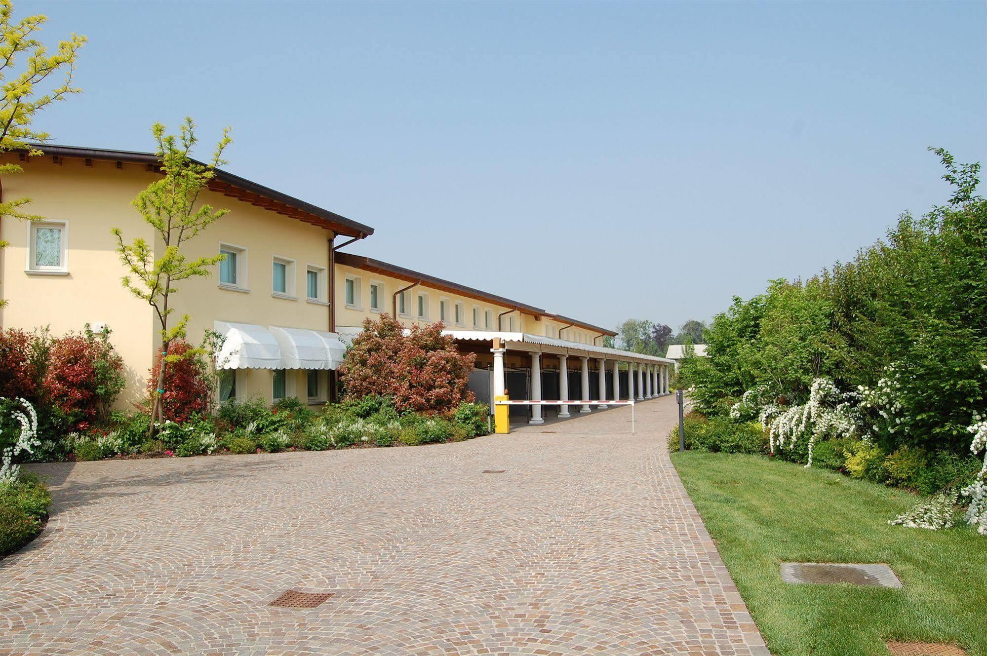 Hotel Motel Gold Calcinate ภายนอก รูปภาพ