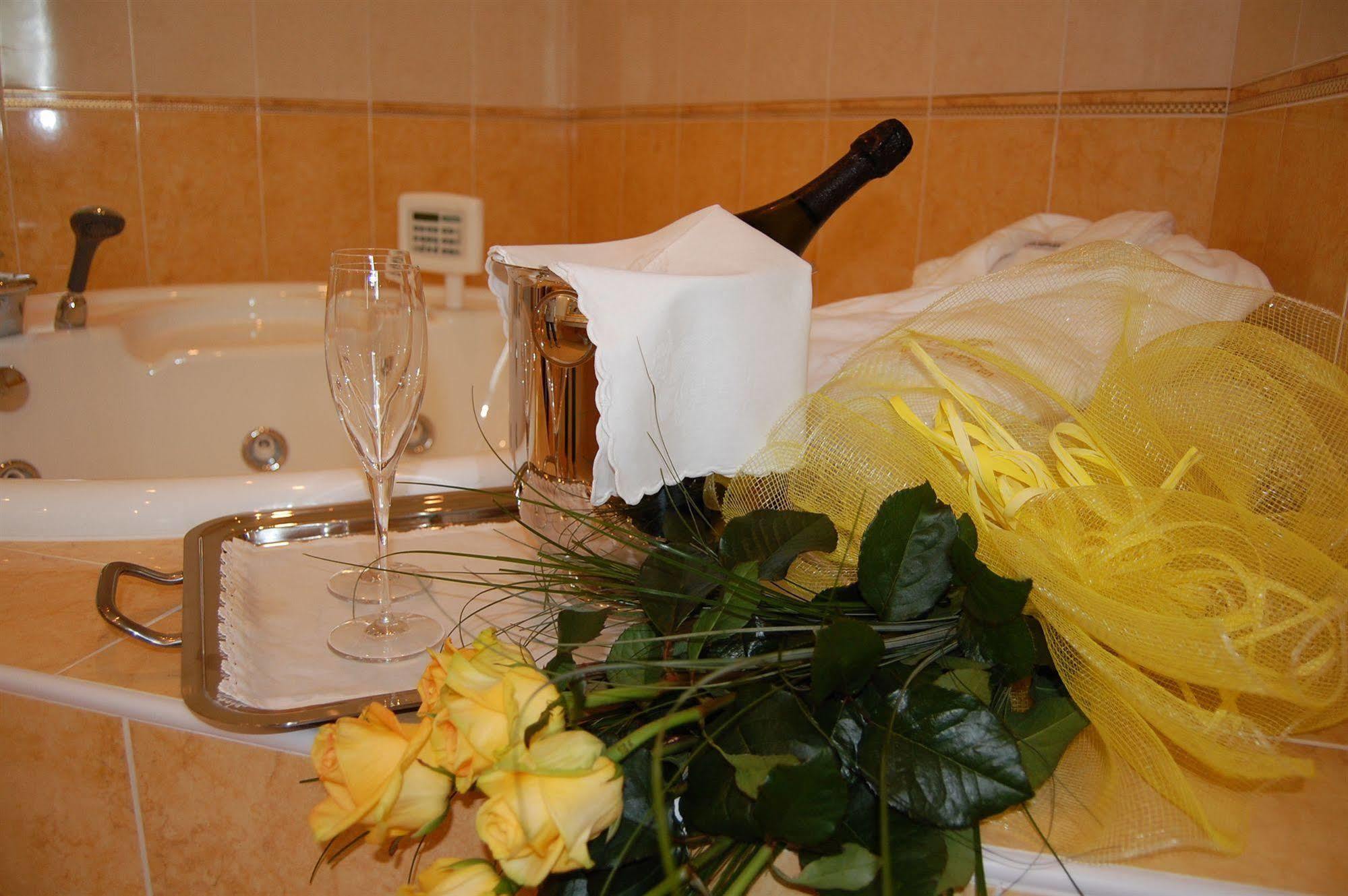 Hotel Motel Gold Calcinate ภายนอก รูปภาพ