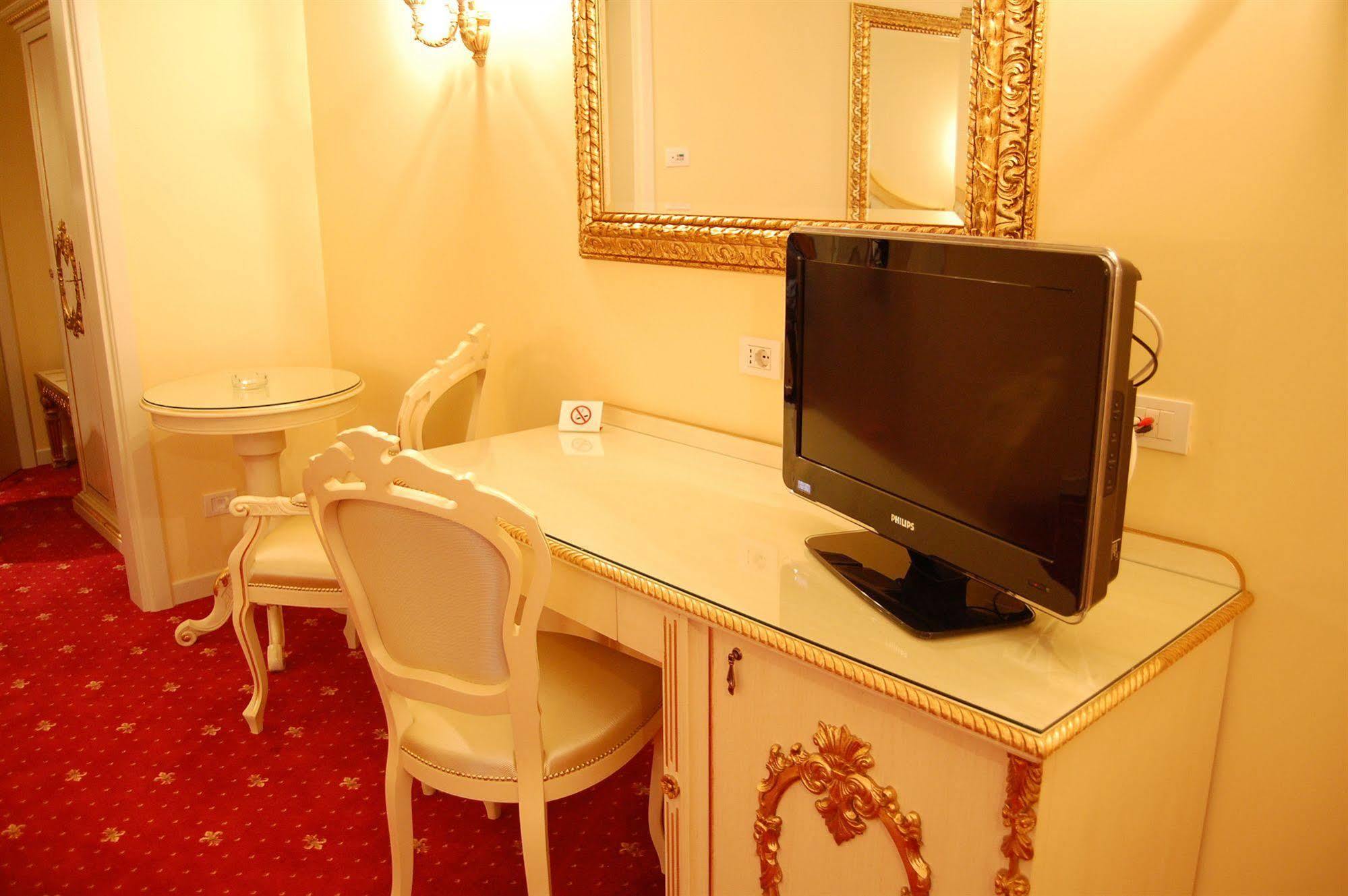 Hotel Motel Gold Calcinate ภายนอก รูปภาพ