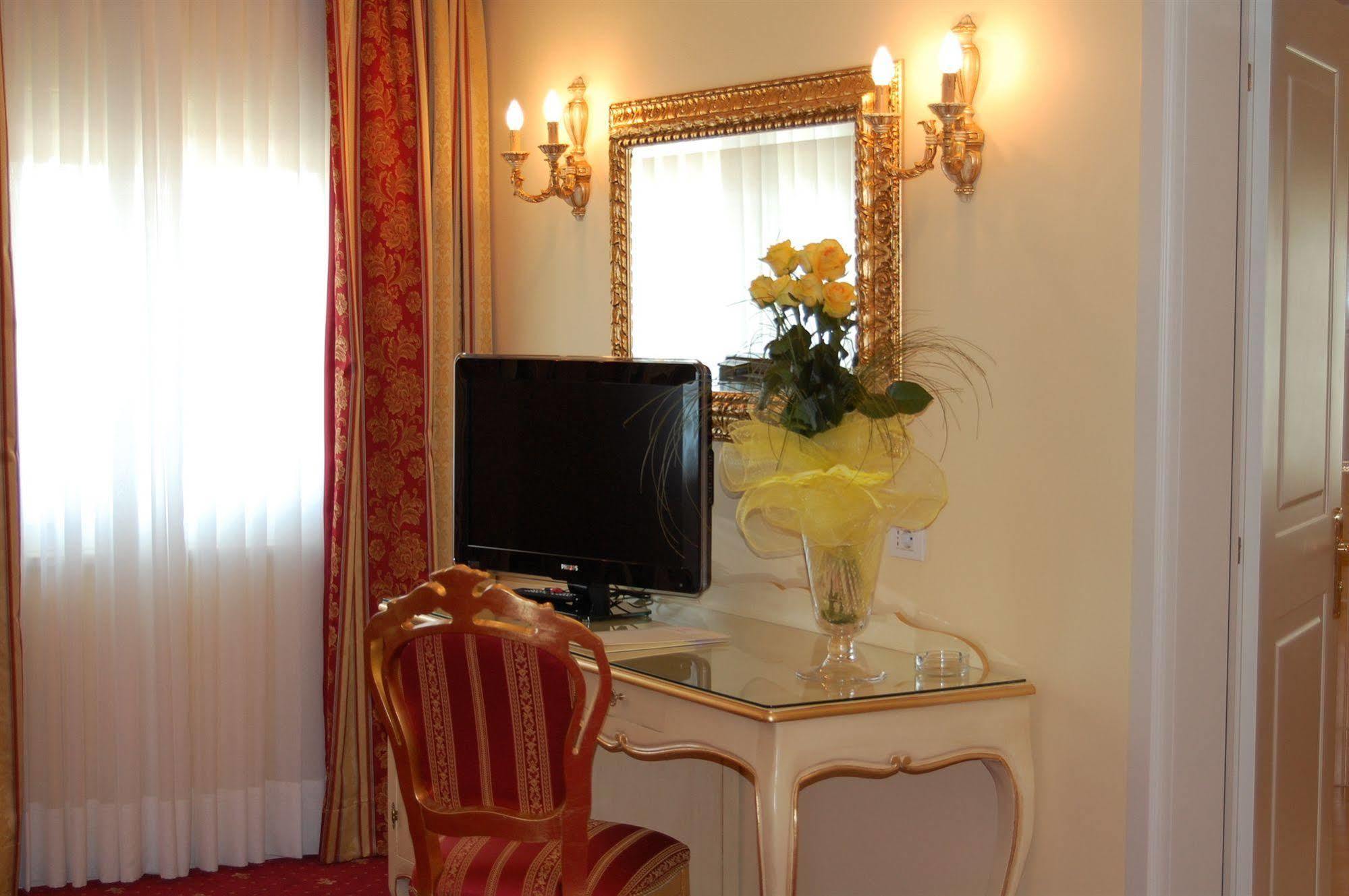 Hotel Motel Gold Calcinate ภายนอก รูปภาพ