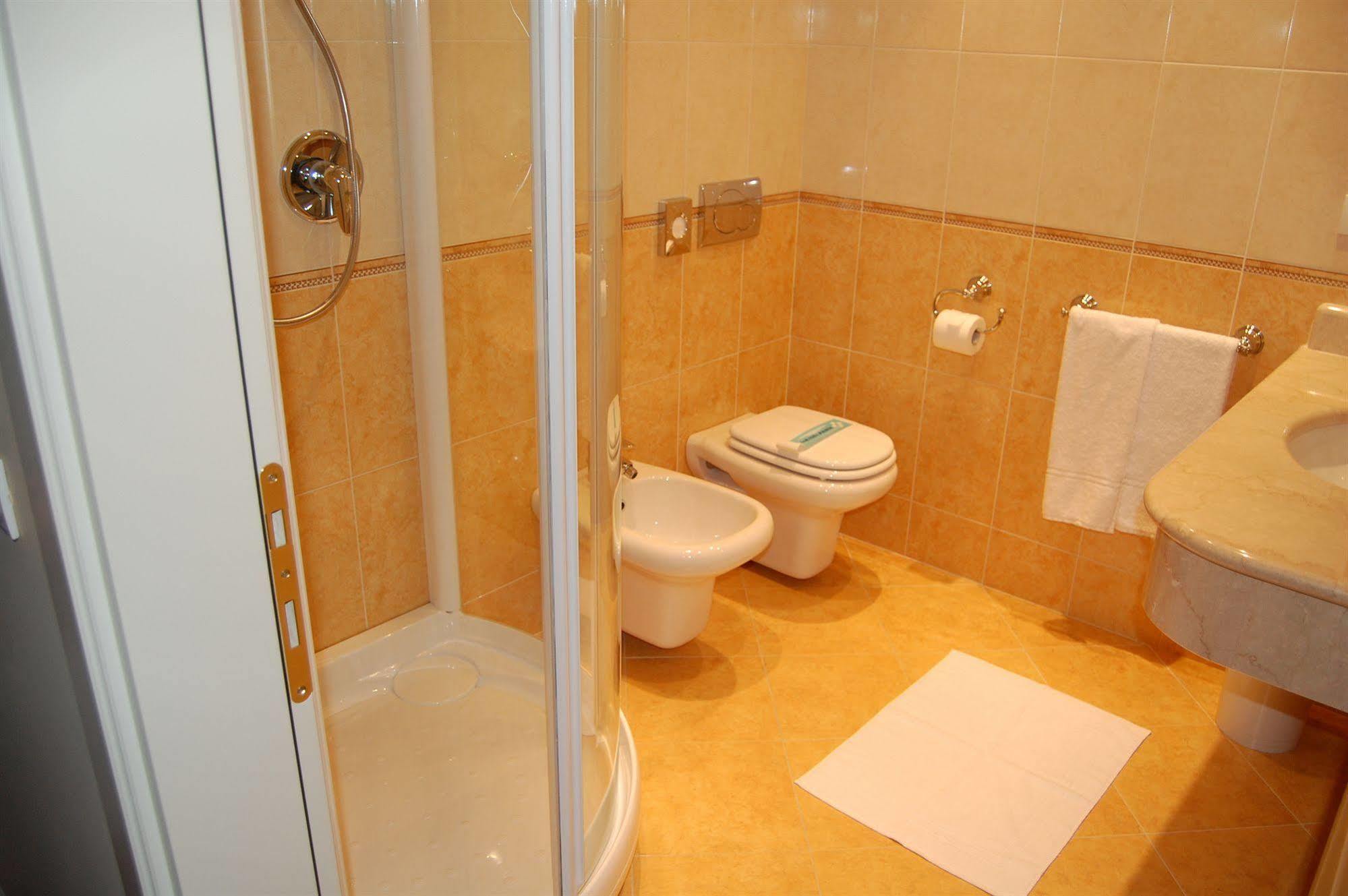 Hotel Motel Gold Calcinate ภายนอก รูปภาพ