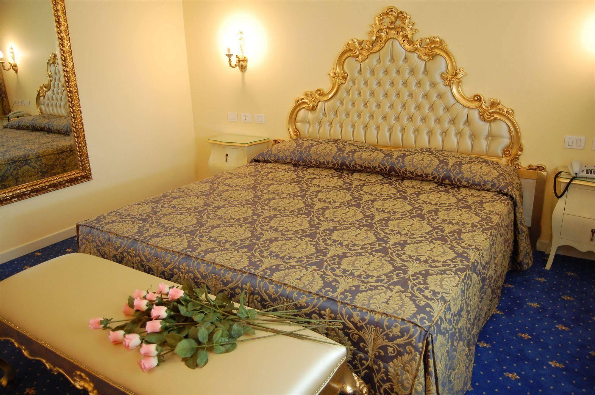 Hotel Motel Gold Calcinate ภายนอก รูปภาพ