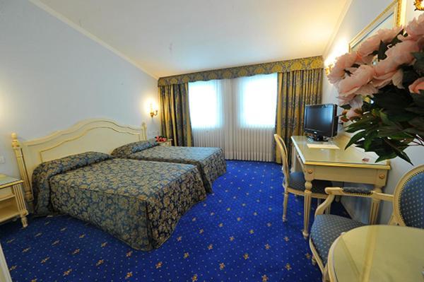 Hotel Motel Gold Calcinate ภายนอก รูปภาพ